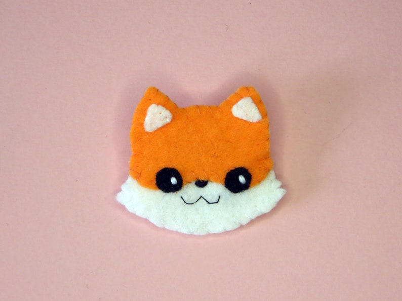 Broche renard kawaii en feutrine, orange et blanc avec de grands yeux noirs, petit cadeau mignon