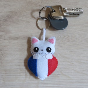 porte-clef chat dans un drapeau français en forme de coeur, en feutrine, fait main, porte-bonheur France