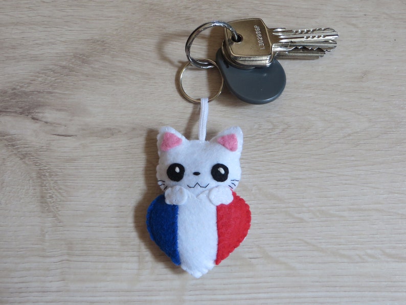 porte-clef chat dans un drapeau français en forme de coeur, en feutrine, fait main, porte-bonheur France