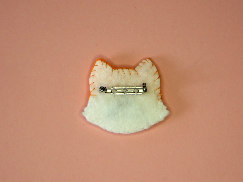 Broche renard, accessoire kawaii, en feutrine, fait main, petit cadeau mignon, plaisir d'offrir made in France image 4