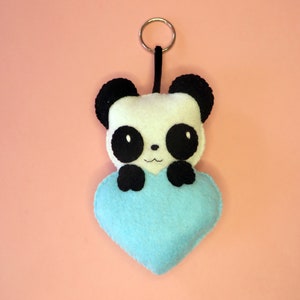 Peluche panda kawaii dans un coeur, en feutrine, à suspendre, fait main, cadeau de fête des mères Bleu