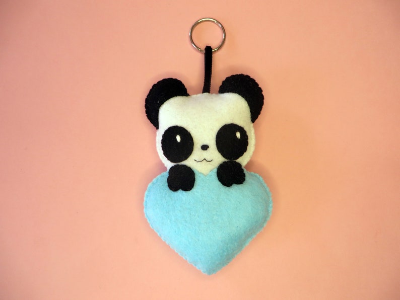 Peluche panda kawaii dans un coeur, en feutrine, à suspendre, fait main, cadeau de fête des mères Bleu