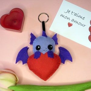 peluche dragon violet dans un coeur rouge, a suspendre, en feutrine, fait main, cadeau pour dire je t aime