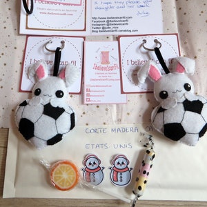 Décoration football, petit cadeau, lapin en feutrine, dans un ballon, en forme de coeur, fait main, à suspendre image 8