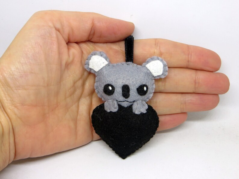 Porte clé koala dans un coeur, peluche kawaii, en feutrine, fait main, idée cadeau pour la fête des mères Noir