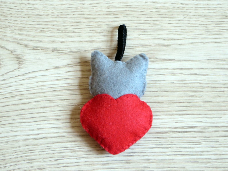 Porte clé chat gris dans un coeur, accessoire kawaii, en feutrine, fait main, cadeau pour dire je t'aime image 5