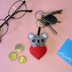 porte-clef koala dans un coeur rouge,accessoire kawaii, en feutrine, cousu main, cadeau saint valentin