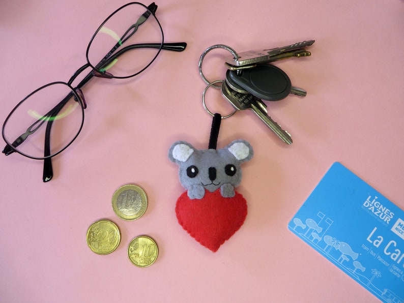 porte-clef koala dans un coeur rouge,accessoire kawaii, en feutrine, cousu main, cadeau saint valentin