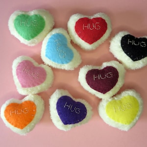 Pocket hug, heart plush in polar fleece , small gift for women, with hug embroidery, thinking of you gift imagem 5