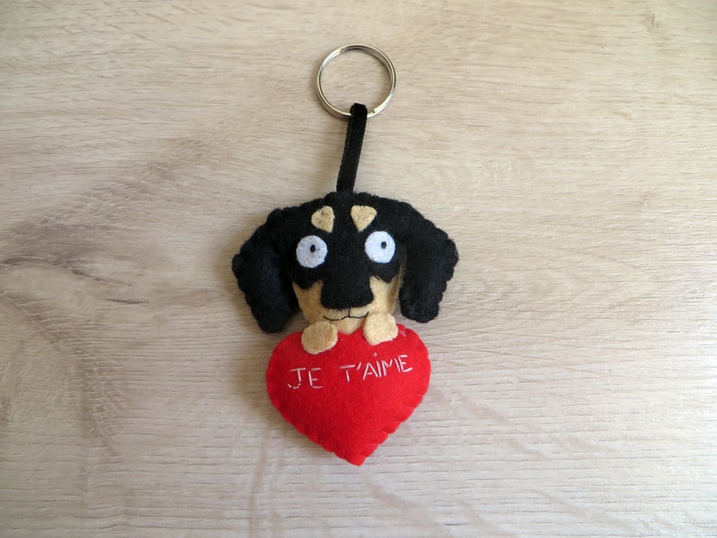 Dachshund keychain, dog gift for owner, cute, in felt, handmade, dog mom gift broderie je t'aime