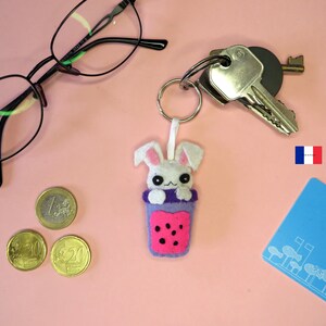 Porte clé lapin kawaii dans un bubble tea, accessoire en feutrine à offrir