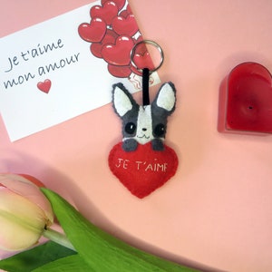 porte clé chien bouledogue dans un coeur rouge brodé je t aime, cadeau de saint valentin