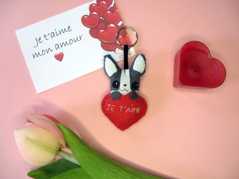 porte clé chien bouledogue dans un coeur rouge brodé je t aime, cadeau de saint valentin