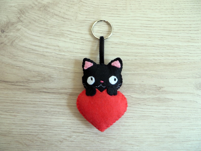 Black cat keychain, kawaii, in felt, handmade, love gift Czerwony