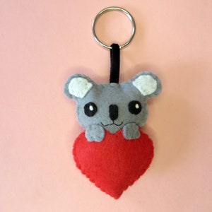 Porte clé koala dans un coeur, peluche kawaii, en feutrine, fait main, idée cadeau pour la fête des mères Rouge