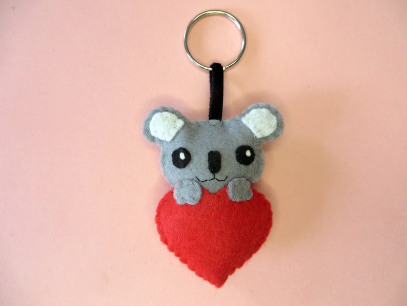 Porte clé koala dans un coeur, peluche kawaii, en feutrine, fait main, idée cadeau pour la fête des mères Rouge