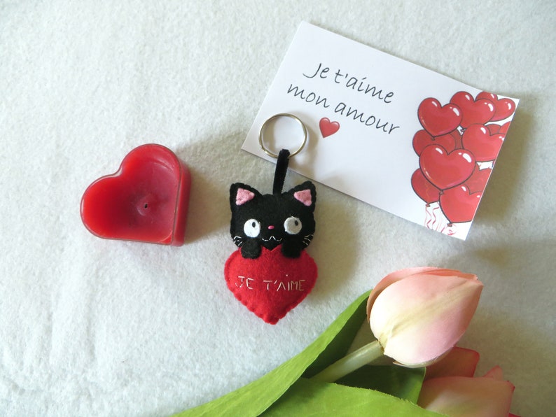 Porte-clef chat noir dans un coeur rouge brodé je t aime