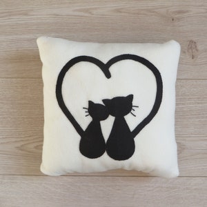 Coussin décoratif chats noirs, en polaire, et feutrine, fait main, cadeaux anniversaire de mariage image 3