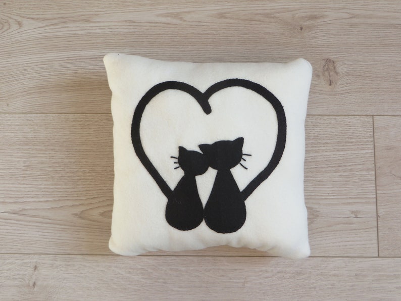 Coussin décoratif chats noirs, en polaire, et feutrine, fait main, cadeaux anniversaire de mariage image 3