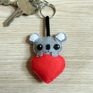 Porte clé koala dans un coeur, peluche kawaii, en feutrine, fait main, idée cadeau pour la fête des mères Rouge