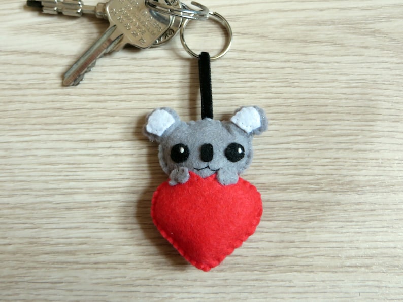 Porte clé koala dans un coeur, peluche kawaii, en feutrine, fait main, idée cadeau pour la fête des mères Rouge