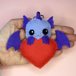 Peluche dragon, kawaii, dans un coeur rouge, en feutrine, fait main, creature fantastique, cadeau d'amour image 4