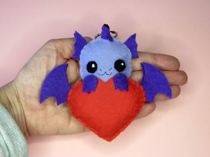 Peluche dragon, kawaii, dans un coeur rouge, en feutrine, fait main, creature fantastique, cadeau d'amour image 4