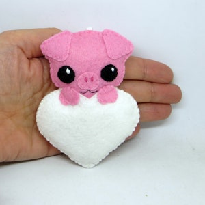 Cute felt pig, gift for Valentines day, handmade, to hang Ivoire