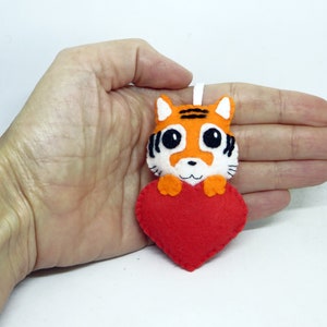 Porte clé tigre dans un coeur, accessoire kawaii, cadeau d'amour, mignonnerie à offrir, en feutrine, fait main image 7
