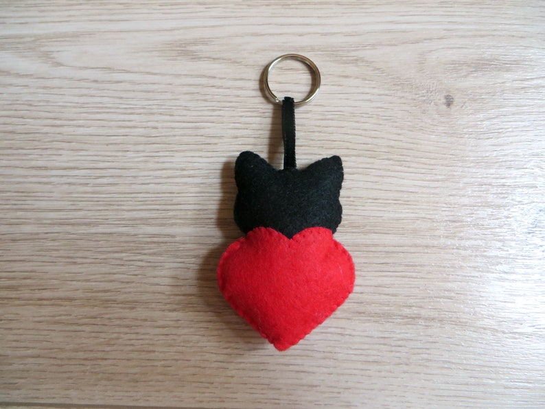 Black cat keychain, kawaii, in felt, handmade, love gift zdjęcie 6