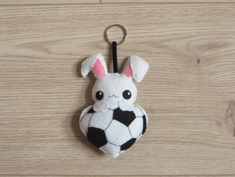 Peluche lapin dans un ballon de football en forme de coeur, en feutrine, cadeau pour footballeur