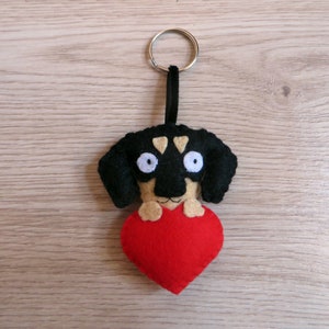 Porte clé chien, teckel, portrait personnalisé animal, en feutrine, fait main, cadeau maman de chien coeur rouge uni