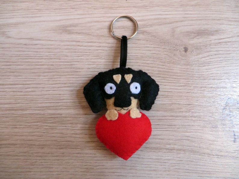 Porte clé chien, teckel, portrait personnalisé animal, en feutrine, fait main, cadeau maman de chien coeur rouge uni