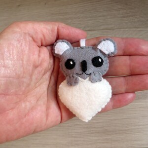 Porte clé koala dans un coeur, peluche kawaii, en feutrine, fait main, idée cadeau pour la fête des mères image 4