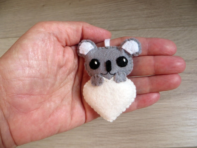 Porte clé koala dans un coeur, peluche kawaii, en feutrine, fait main, idée cadeau pour la fête des mères image 4