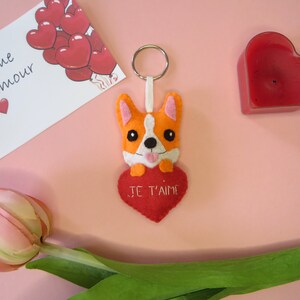 porte-clef chien corgi dans un coeur brodé je t aime, en feutrine, cousu main, cadeau de saint valentin