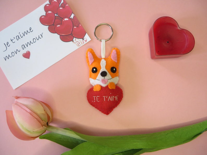 porte-clef chien corgi dans un coeur brodé je t aime, en feutrine, cousu main, cadeau de saint valentin