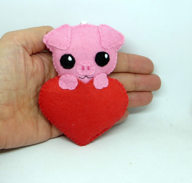 Peluche cochon dans un coeur, cadeau d'amour, mignonnerie en feutrine, fait main, à suspendre image 6