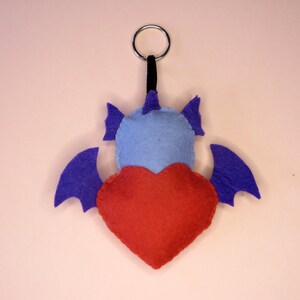 Peluche dragon, kawaii, dans un coeur rouge, en feutrine, fait main, creature fantastique, cadeau d'amour image 3