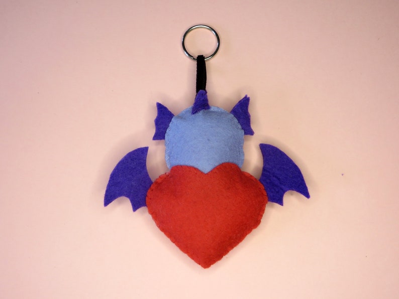 Peluche dragon, kawaii, dans un coeur rouge, en feutrine, fait main, creature fantastique, cadeau d'amour image 3