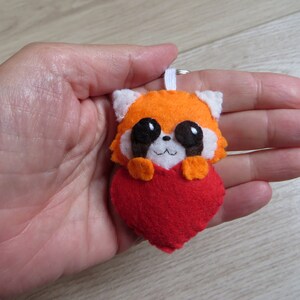 panda roux dans un coeur rouge, en feutrine, porte-clef kawaii, cadeau de fête des mères