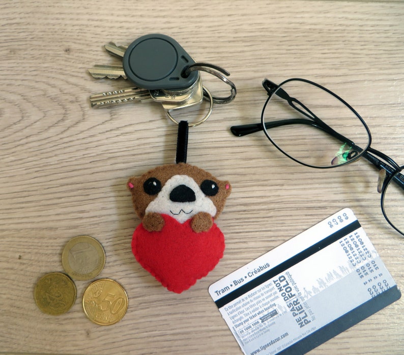 loutre dans un coeur rouge, porte clé kawaii, cadeau saint valentin