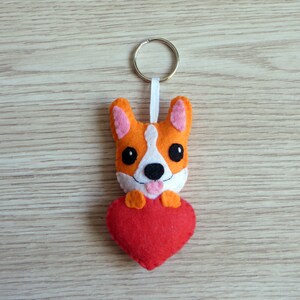 Porte clé corgi, chien en feutrine, fait main, cadeau fête des mères coeur uni