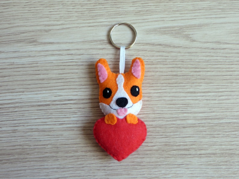 Porte clé corgi, chien en feutrine, fait main, cadeau fête des mères coeur uni