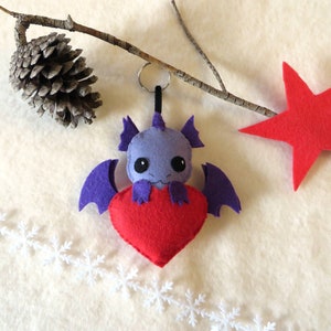 Peluche dragon, kawaii, dans un coeur rouge, en feutrine, fait main, creature fantastique, cadeau d'amour image 10