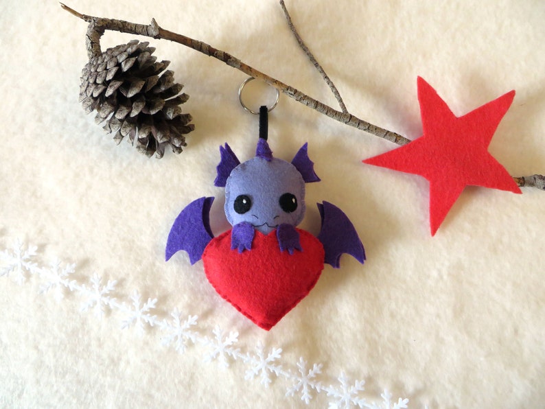 Peluche dragon, kawaii, dans un coeur rouge, en feutrine, fait main, creature fantastique, cadeau d'amour image 10