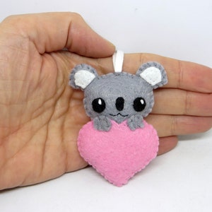 Porte clé koala dans un coeur, peluche kawaii, en feutrine, fait main, idée cadeau pour la fête des mères Rose