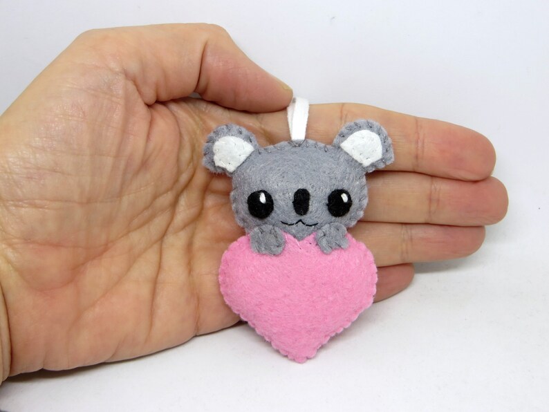 Porte clé koala dans un coeur, peluche kawaii, en feutrine, fait main, idée cadeau pour la fête des mères Rose