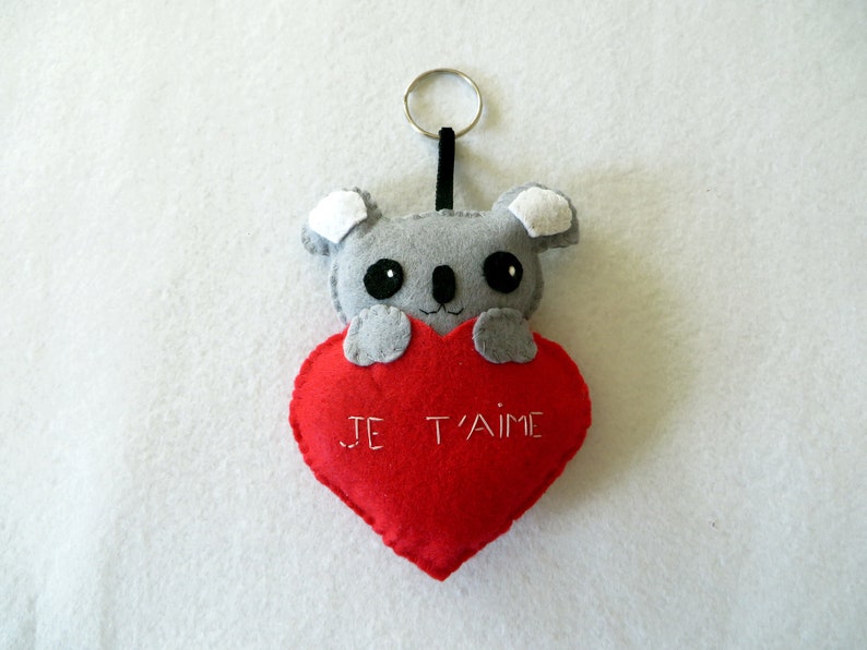 Peluche koala, dans un coeur, en feutrine, à suspendre, fait main, cadeau amoureux je t'aime rouge