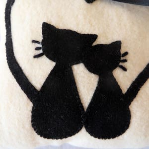 Coussin d'alliances chat, noir et ivoire, pour mariage romantique, fait main, en polaire et feutrine, cadeau de mariage image 7